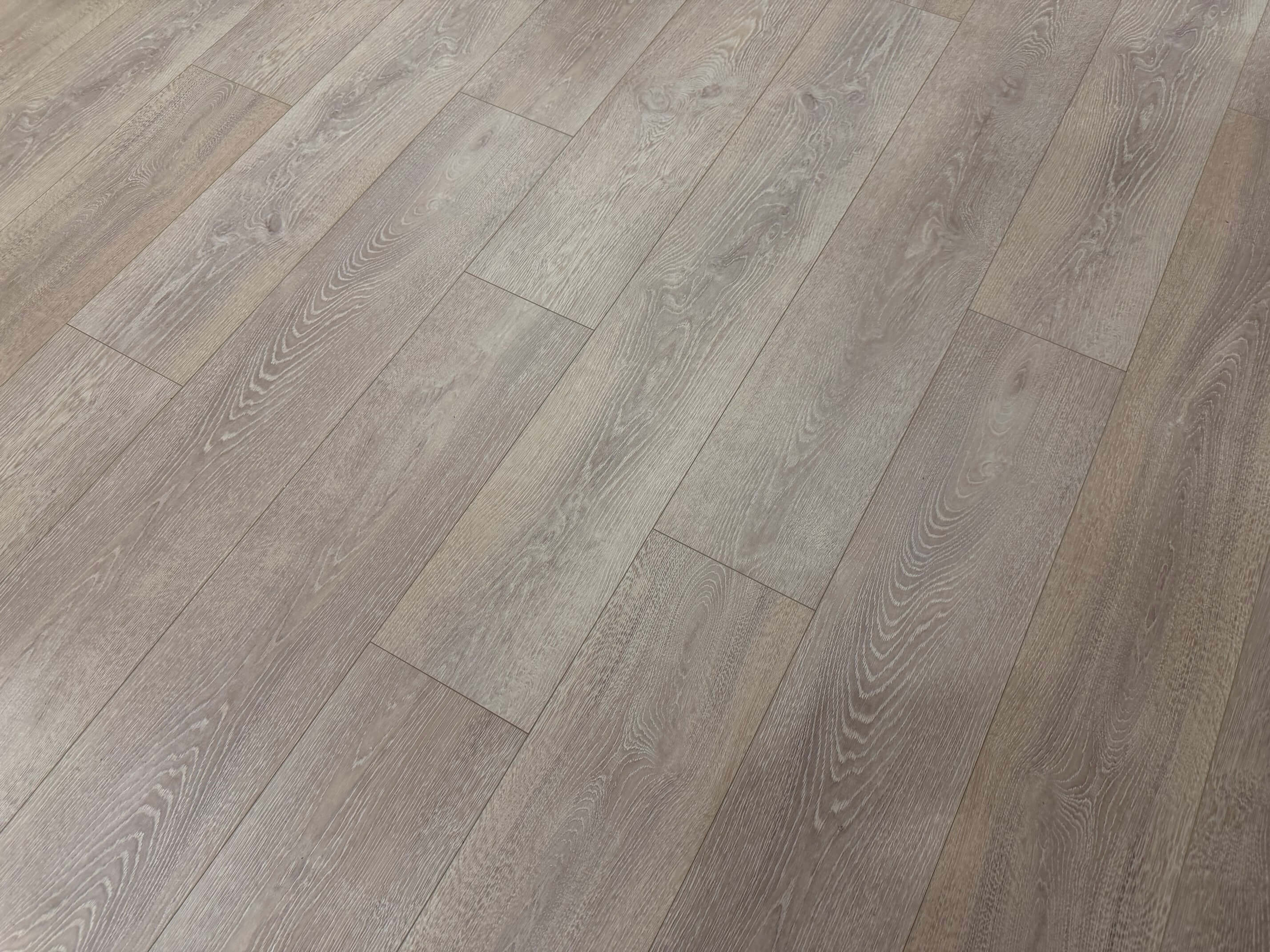 Ламинат бежевый в коридоре